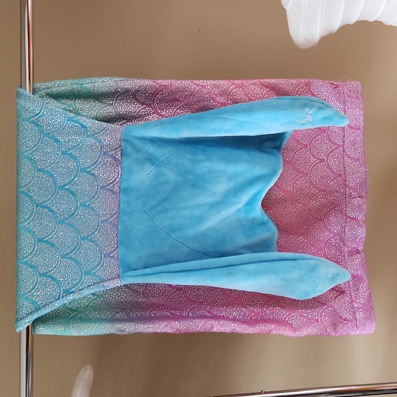 Plush Mermaid Cozy Blanket - Picture 2 of 4